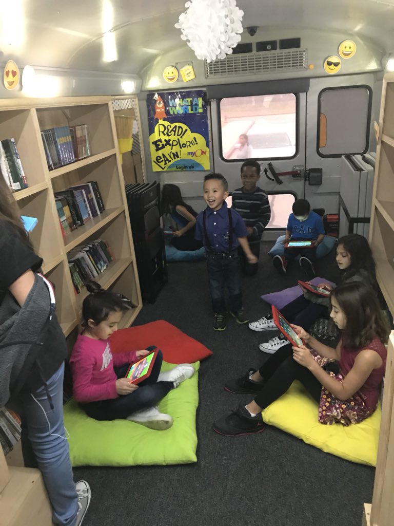 Natalie_TxEdu's tweet image. Enjoying the Reading on the Go bus at PCEs Multicultural Night #MultilingualManor #ReadingOnTheGo #MyonMagic #FunFriday #PCEunity @PioneerCrossin1 @ManorISD @BIL_ESL_Dept