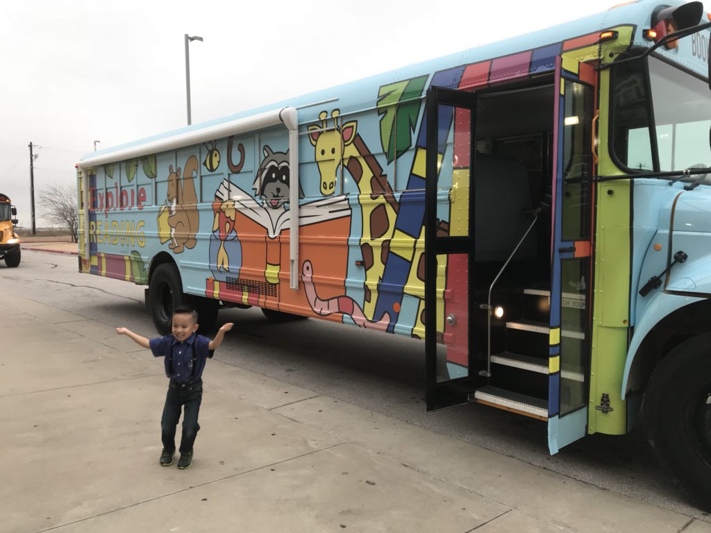 Natalie_TxEdu's tweet image. Enjoying the Reading on the Go bus at PCEs Multicultural Night #MultilingualManor #ReadingOnTheGo #MyonMagic #FunFriday #PCEunity @PioneerCrossin1 @ManorISD @BIL_ESL_Dept
