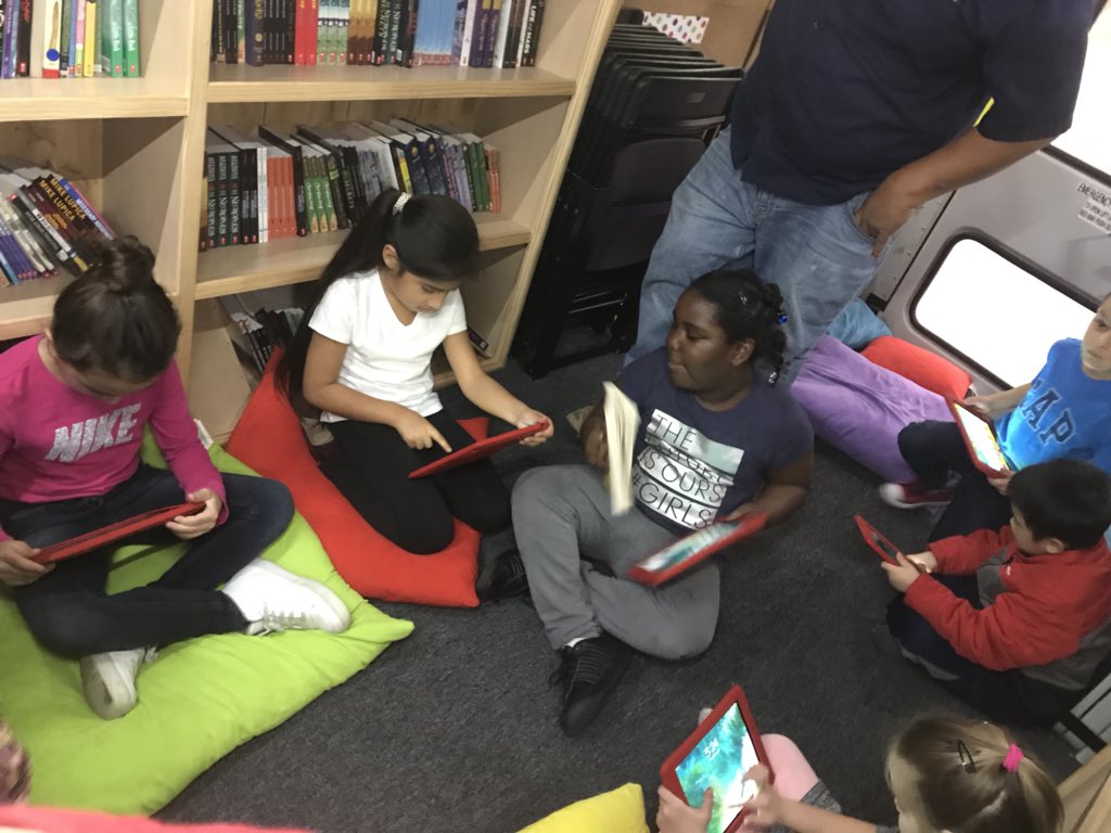 Natalie_TxEdu's tweet image. Enjoying the Reading on the Go bus at PCEs Multicultural Night #MultilingualManor #ReadingOnTheGo #MyonMagic #FunFriday #PCEunity @PioneerCrossin1 @ManorISD @BIL_ESL_Dept