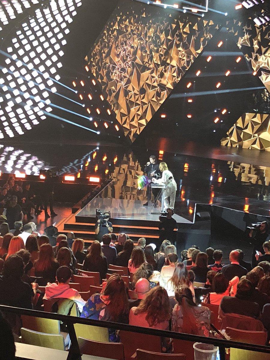 LauraBataille's tweet photo. [#Victoires2018] Simple. Basique @Orel_san, artiste masculin de l’année 👌🏼 #Caen @LesVictoires https://t.co/6MTE1MyUS9