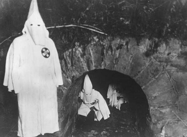 PhotosHistos's tweet photo. Membres du Ku Klux Klan rampant dans un tunnel après une réunion, 1922 #histoire https://t.co/mlRsq77cLG