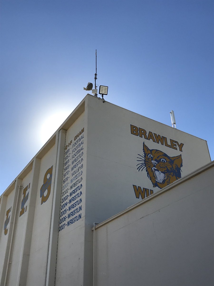 mombrawleygirls's tweet photo. I got to Flip the Switch! (After the real one! 😂) #borderlink #internetforstudents #ifnotusthenwho @BrawleyUnionHS @BrawleyUHSD https://t.co/hKsQlQl0iB