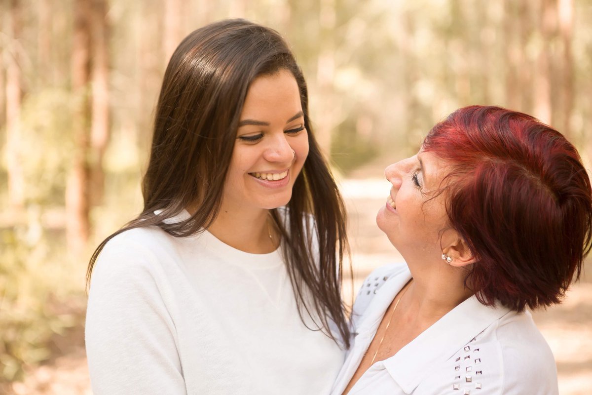 paraquetachato's tweet photo. minha mãe 
fez questão 
de tirar essa foto
com a minha namorada
minha mãe 
que tantas vezes disse que não ia me aceitar
hoje me ama por quem eu sou
e ama a mulher que eu escolhi pra viver comigo
minha mãe 
e minha namorada
que foto do caralho pra história da minha vida https://t.co/IflWxPmtFh