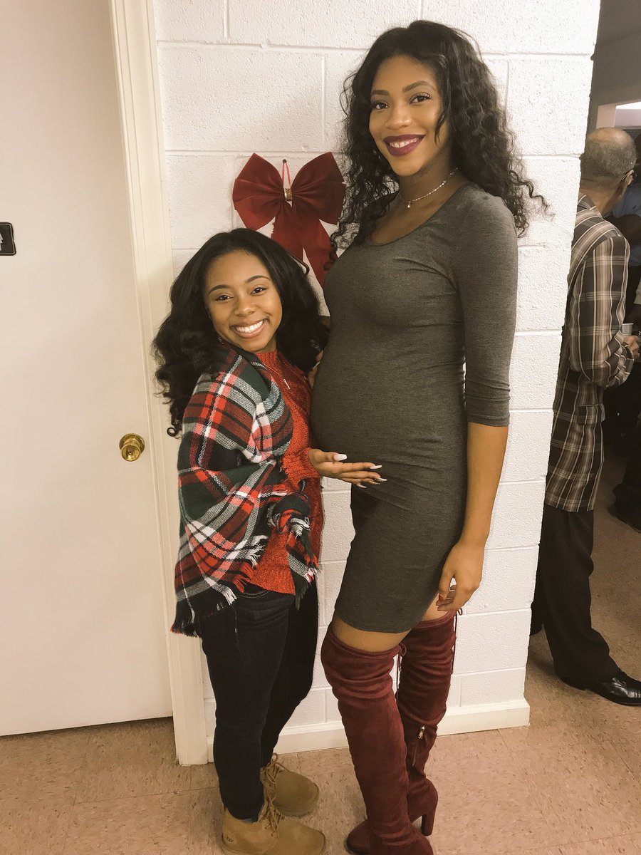 blackhoneyb_'s tweet photo. my best category✨ya girl is standing at the big 4’9 🤯🥀  #shortgirltwitter https://t.co/SHq5DfcOzo