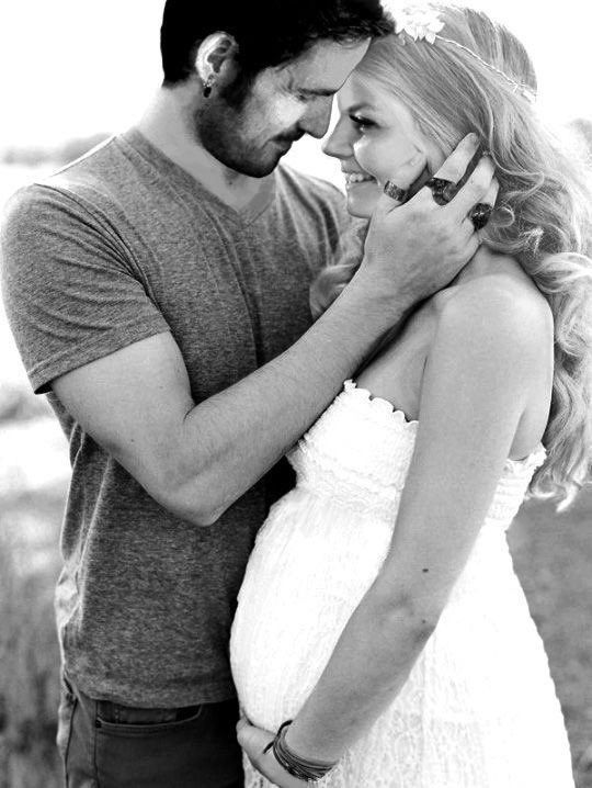 Rosered0331's tweet photo. Emma & Killian had her mom take photos of them on her parents farm to capture Emma’s pregnancy as she’d be giving birth soon! #CaptainSwan #csbaby (Credit to artist) ❤️ https://t.co/cAuzqPslCF