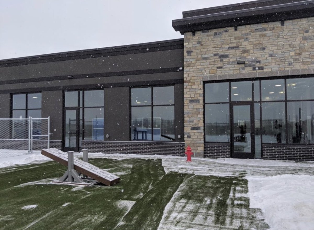 DakotaWallSys's tweet photo. Proud to showcase #stone, #brick and #Dryvit on the #exterior of Paws Pet Resort. We look forward to their open house tomorrow & wish them all the best! #dakotawallsystems #dakotawall #dws #siouxfalls #southdakota #hifromsd #localbusiness
https://t.co/2RatFVfMg9
@bizsiouxfalls https://t.co/qTGMHsnBbA
