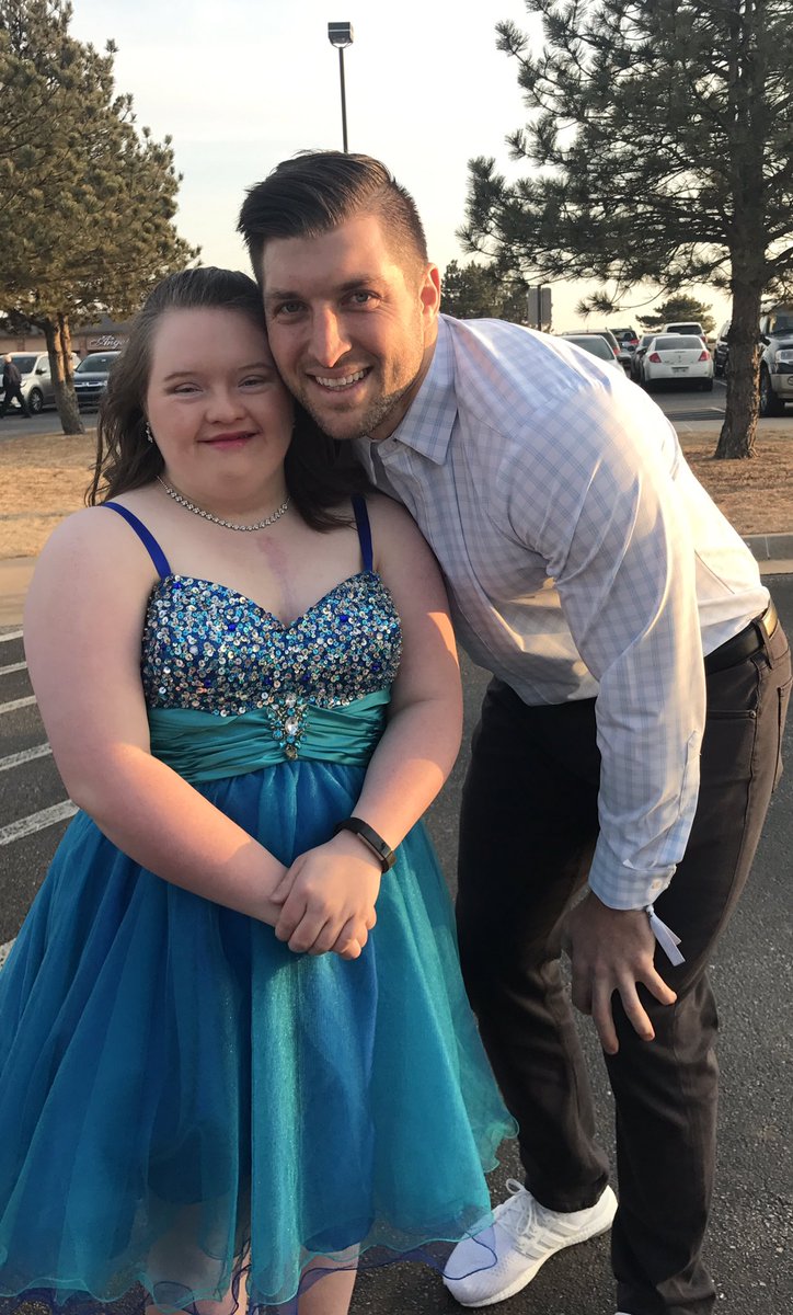 TimTebow's tweet photo. #NightToShine https://t.co/whubvzq8xL