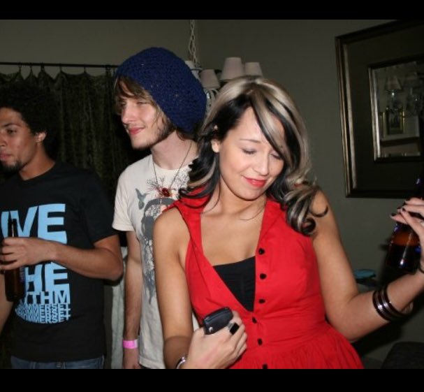 mandaxface's tweet photo. A decade ago, when house parties were a thing because nobody could get into the bar😆.
The scene was strong with this one.
#AirGuitar #SideKickLX https://t.co/NWl3ymNlI7