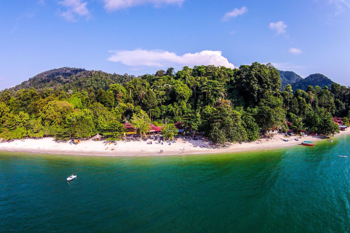 PerakTourism's tweet photo. Love the sea? Love snorkeling? Love relaxing at the beach?
Pangkor Island is the place you wanna be at!
#tourismperak #visitperak2018 #exploreperak #pangkorisland https://t.co/l4yMbFzJuF