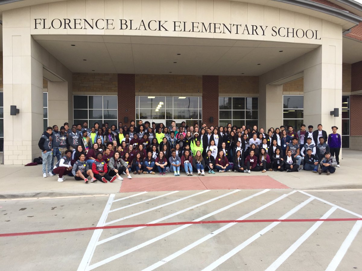 MesquiteHS's tweet photo. Awesome Skeeters impacting future Skeeters at Black Elem.#excellenceexpected @SkeeterRecruits @AreMaroon https://t.co/xE5ClZpyQU