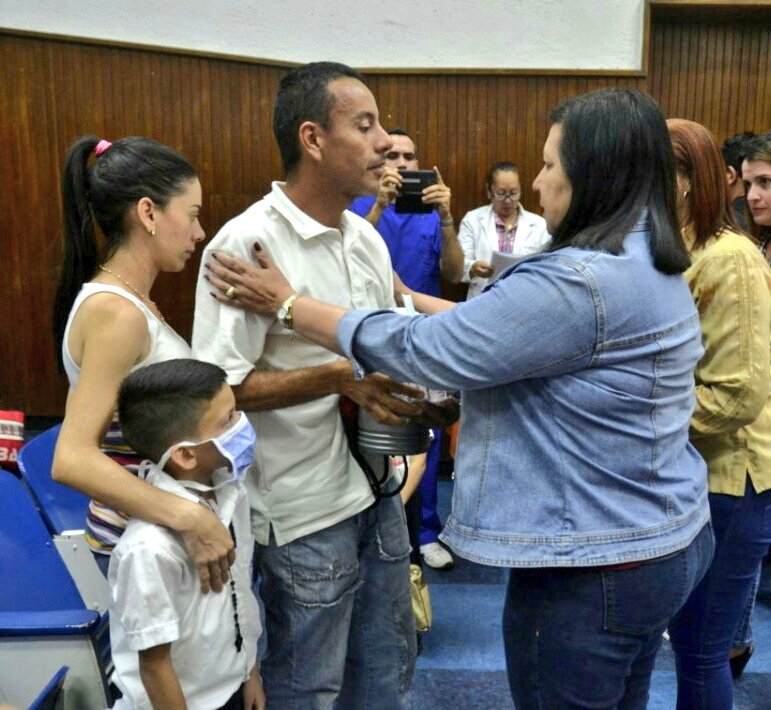 Atendiendo a nuestro amado pueblo de Lara. Haremos todo lo necesario para garantizarles su salud y bienestar social. Hoy entregamos 78 combos a pacientes con Fibrosis Quística.