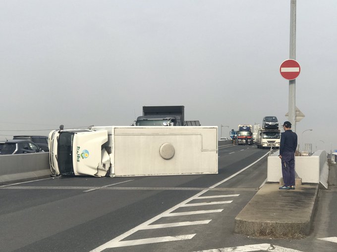 事故 国道23号線 知立バイパス上り和泉ic付近で二車線塞ぐトラック横転事故 まとめダネ