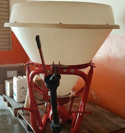 CKronosII's tweet photo. Disponible Abonadora pendular marca JAN, modelo Lancer 900 PPO, Nueva. Información al privado. #Abonadora #JAN #Ventas #Venezuela #agronegocios #Pendulo #Agricola #Agronomía #Agricultura #Sembradora #Pastos #Sabana #Abono #NPK #Urea #Estiercol #CalAgricola #Aragua #CKronosII https://t.co/X5THiI8gnF