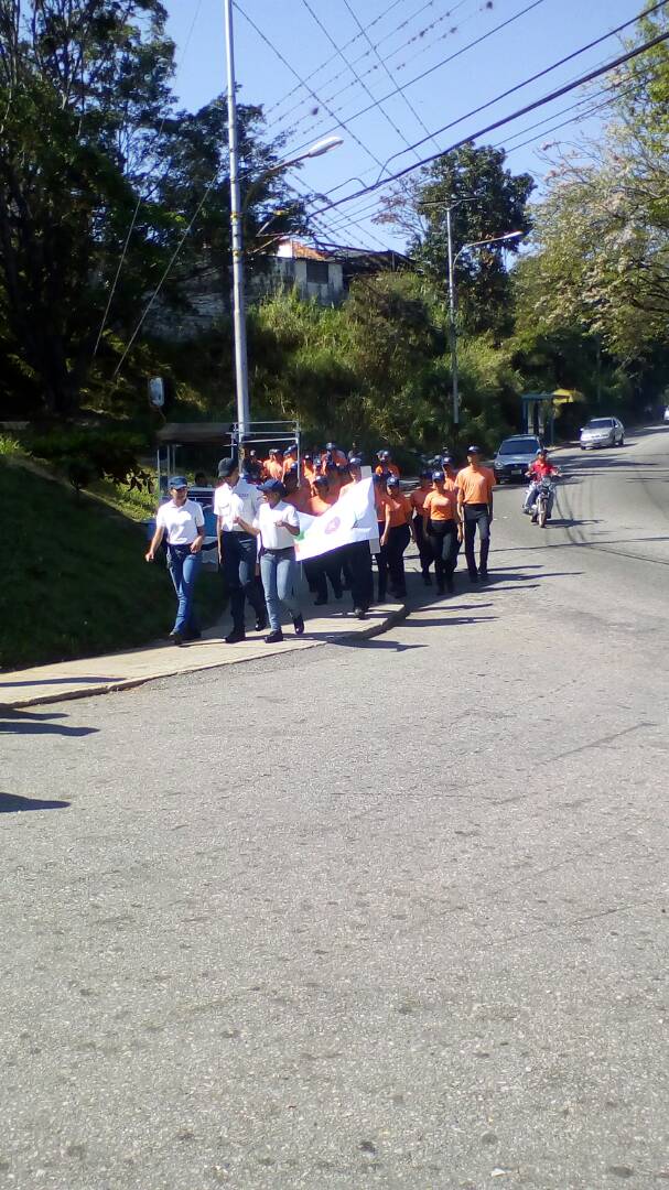 CIVSUNESMerida's tweet photo. En el marco del Viernes COMUNES nuestros estudiantes de @meridaunes exhibieron por las calles de la poligonal sus pancartas alusivas a "SOY JOVEN UNES, GARANTIA DE PAZ" @alanazuloaga https://t.co/xE9r23BQbO