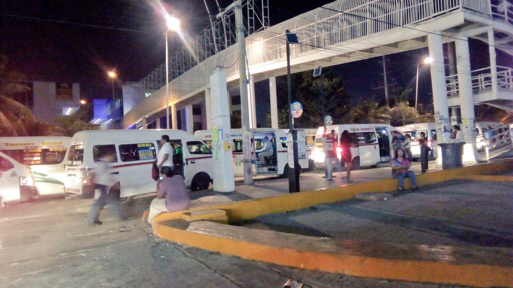 2017IMPASSE's tweet photo. Los dueños de las avenidas de #Cancún, haciendo de las suyas a todas horas en plaza Las Américas, a lo largo y ancho de la avenida Tulum, solapados por Dirección de Tránsito y @AytoCancun. https://t.co/iAAvFgDxJY