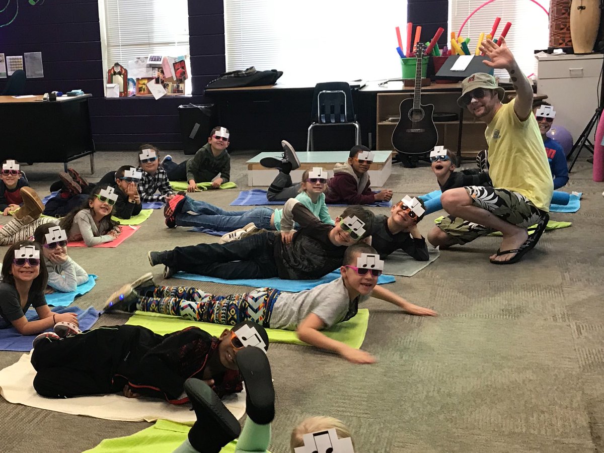 TCEeagles's tweet photo. When your music teacher takes the first graders on a trip to the beach to learn about rhythm they roll with it! 🌊🌊🌊 #nosunscreenneeded #beachbeats #nowondertheylove 🎼🎼 @tce_pta @NLCCMS @CharMeckSchools @kevbrawley https://t.co/SpgnEh5DSD