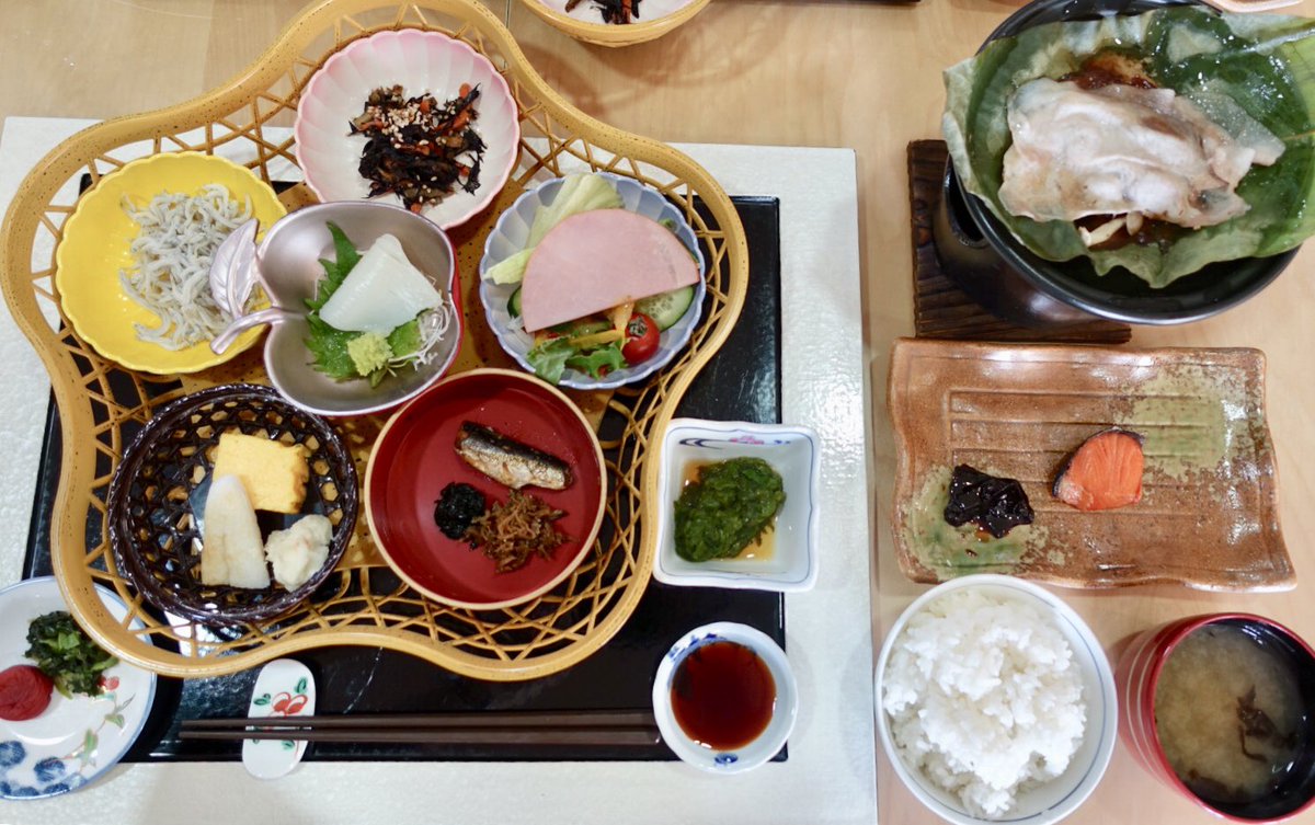 qomolangma8848's tweet image. 旅亭 雲静庵
2年前に改装し、魚料理にこだわったとのことだけど、以前にくらべ料理の質はおちた。広告のちらしとは比べ手抜きがちらほら。安かろう悪かろう。