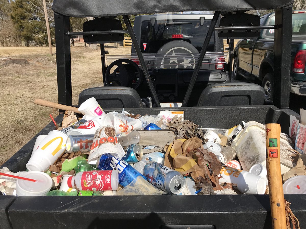 creekerdavid's tweet photo. #Jeep #jeepmafia #jeeplife Spent a couple of hours picking up trash today. Please don’t throw your trash out the window ☠️❤️🇺🇸 https://t.co/Na47KZJe0e