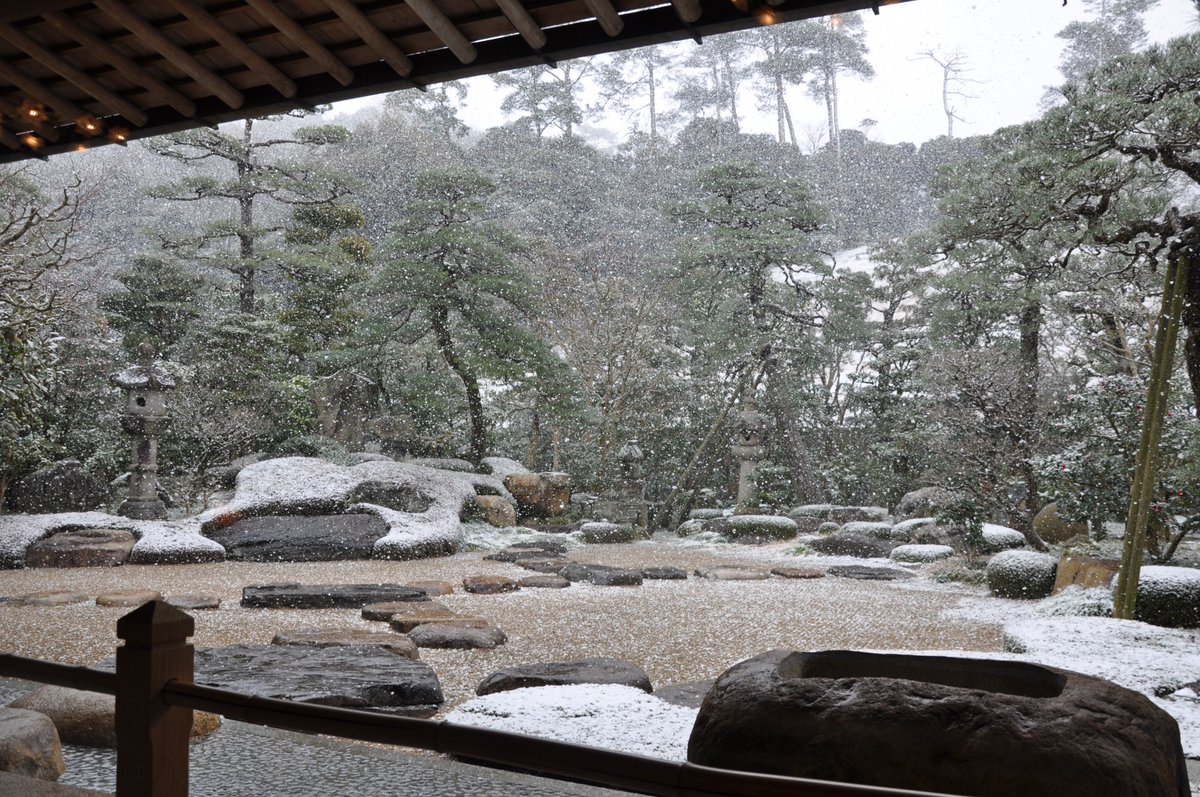先週末は出雲地方もかなり雪が降ったそうで、平田本陣記念館さんのお庭もこんな感じだったそうです。岡山南部でも降ったくらいなので、今年の冬は相当な寒さですね。 