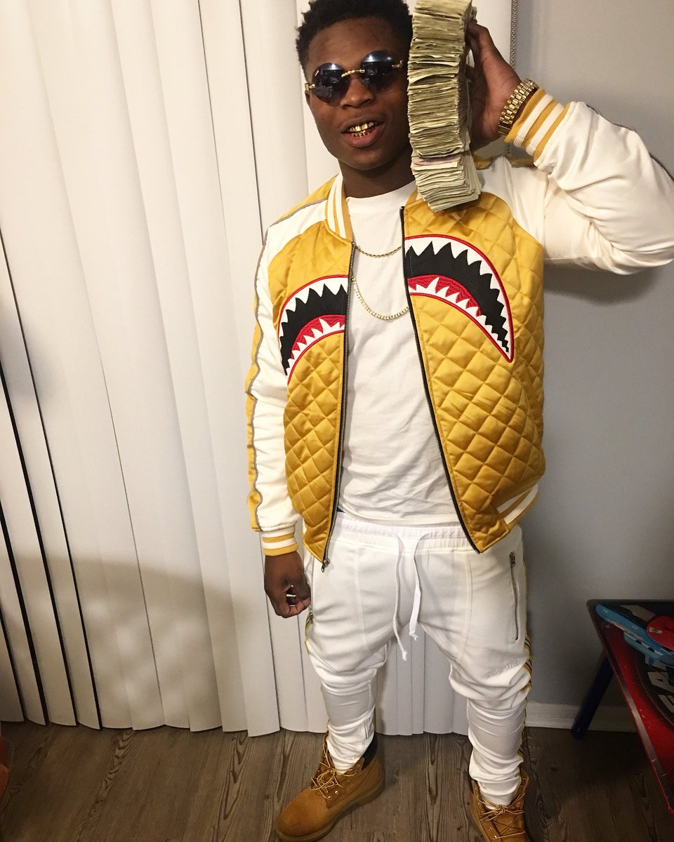 Monster___22's tweet photo. I been balling so dam hard swear I think that I’m Kobe‼️ 💯🕊💰💪🏾⚡️
Happy Birthday to a King #24
#RipQua https://t.co/m1WaDCqas5