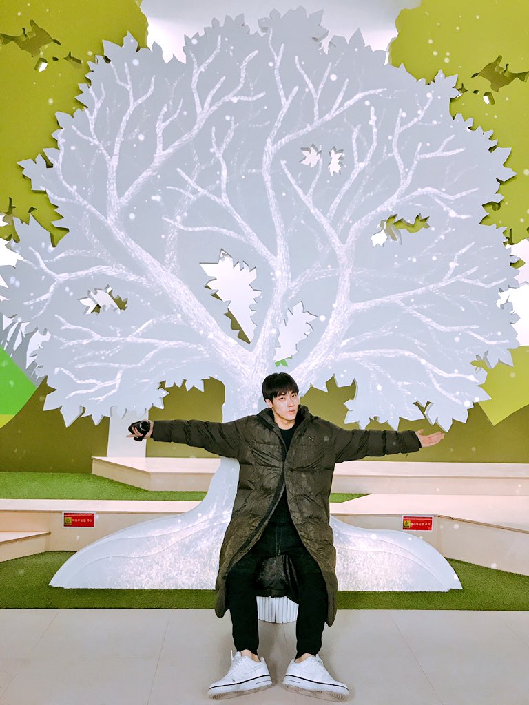 NFlyingofficial's tweet image. [엔플라치📸] 촉촉한 승짱 섹시한 승짱 ❛˓◞˂̵✧
 
#엔플라잉 #NFlying #엔플라치 #파파라치 #이승협 #뜨거운감자 🔥🥔