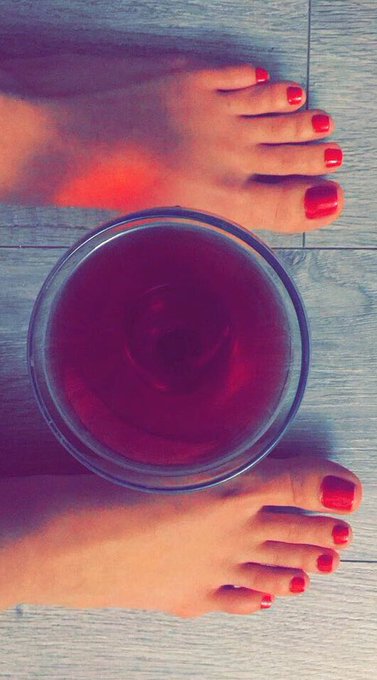 Red wine, red toes 🌹 https://t.co/gdtrkv9NhN<a href="/tag/vegas"class="tags"><span>#vegas</span></a><a href="/tag/ir"class="tags"><span>#ir</span></a><a href="/tag/mademecumonset"class="tags"><span>#mademecumonset</span></a>