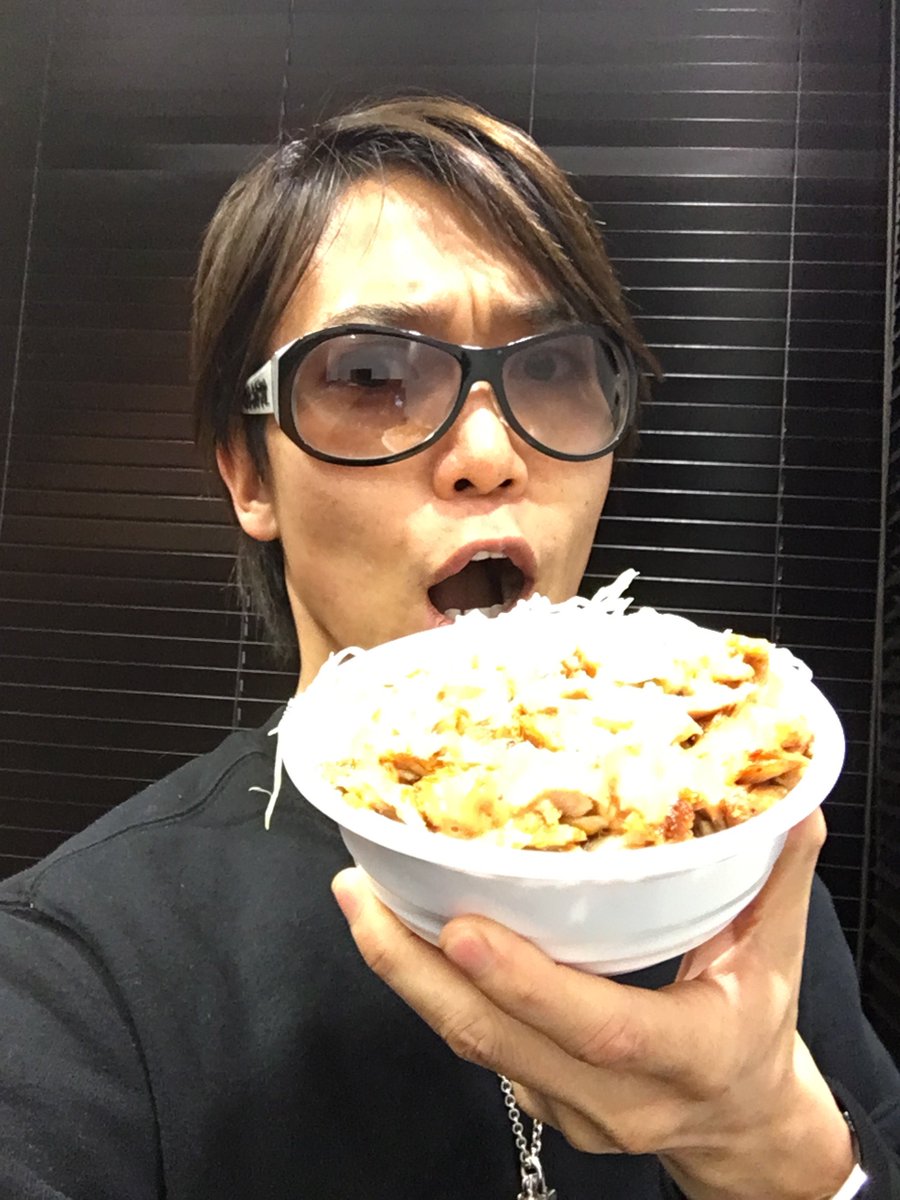 shinpei_brz's tweet photo. 今日はBREAKERZで取材日！

新作「D×D×D」への思いをたっぷり語ってます。

休み時間にケバブ丼、美味ッスル！ https://t.co/T0B8u0x1bU