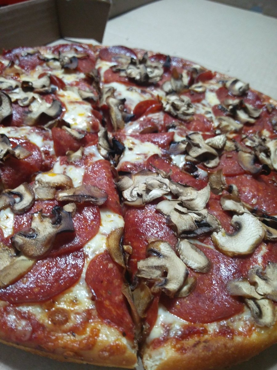 amerc15's tweet photo. #NationalPizzaDay #joeyspecial #twopizzas https://t.co/Uba8UA5UTV