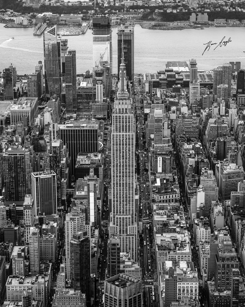 KSayeghPhoto's tweet photo. In a world where everyone wears a mask, it’s a privilege to see a soul...
▪️▫️▪️▫️▪️▫️▪️▫️▪️▫️▪️▫️
#YourShot #Nikon #EmpireStateBuilding #abc7ny https://t.co/fIVdBfHHUb