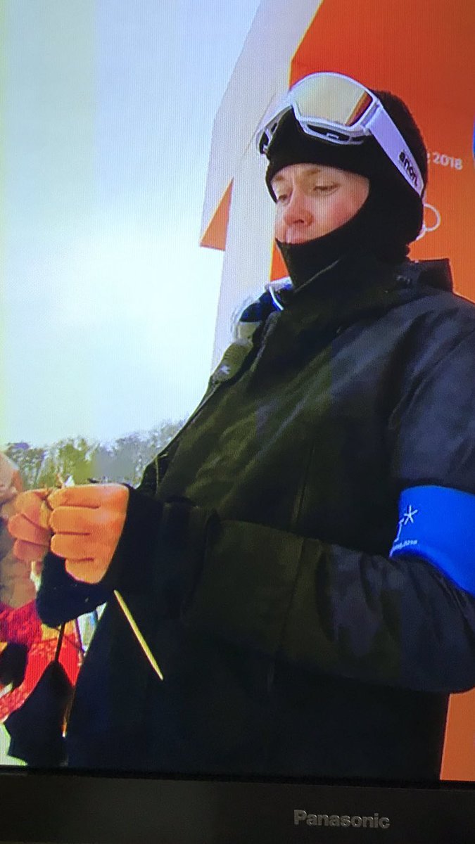 平昌五輪 スノーボードのスタート地点で編み物をコツコツしているコーチがいる 実は恒例行事のようです Togetter