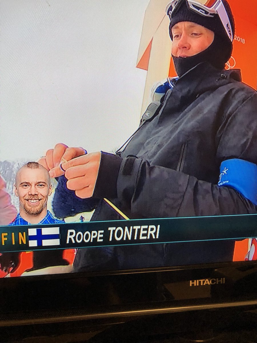 平昌五輪 スノーボードのスタート地点で編み物をコツコツしているコーチがいる 実は恒例行事のようです Togetter