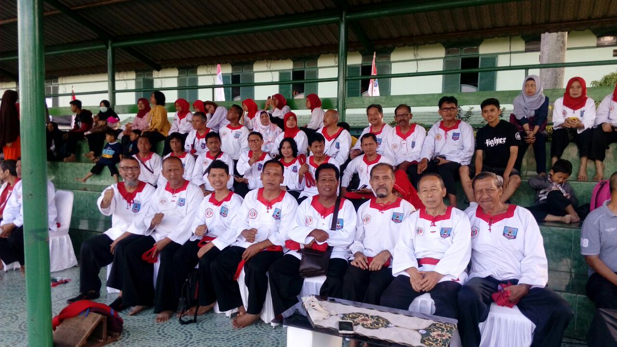 mpsleman's tweet photo. Senior-senior Jogja kumpul di acara Kejurnas VI Merpati Putih Pusdikzi TNI-AD Bogor 8-11 Februari 2018 #kejurnasVImp #kejurnasmpVI #merpatiputih #pencaksilat #silat https://t.co/DaS1ymrpN6