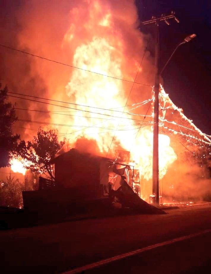 ICEBiobio's tweet photo. #Tomé Sector Collen  pasado pesquera Camanchaca, incendio de vivienda bomberos trabajando en el lugar, unidad de bomberos Concepción en apoyo https://t.co/h6q36OWwsW