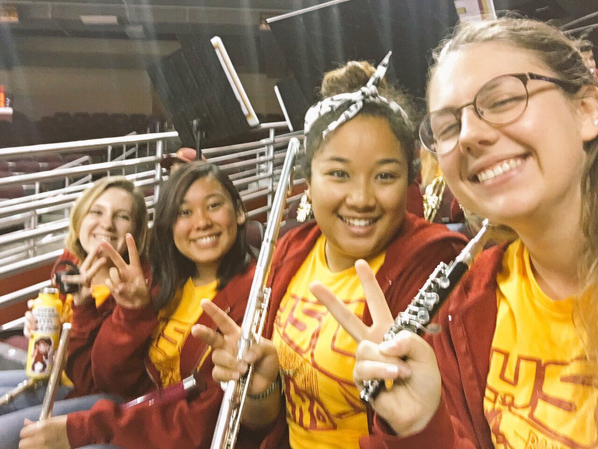 #USCSelfie watching our faves <a href="/USCWBB/">USC Women's Basketball</a>!! ❤️✌️💛