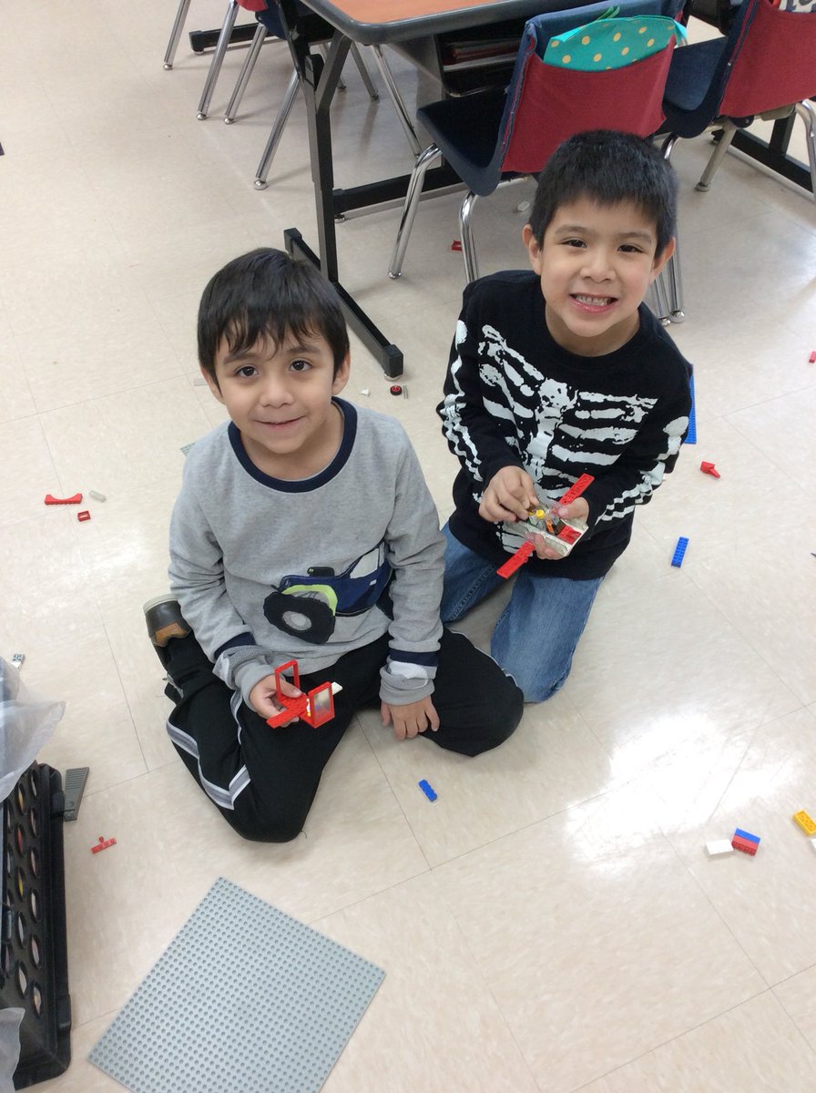 MrsEdalen's tweet photo. Global School Play Day afternoon... unstructured play to encourage creativity and build 21st century skills! #GSPD #tigersrock #giantmess #memoriesmade #tiredteachers https://t.co/2RnPHS3CO7