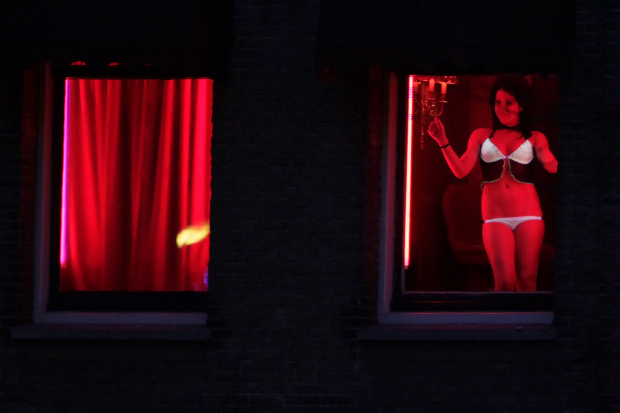 “В Амстердаме туристам запретили смотреть на проституток

h...