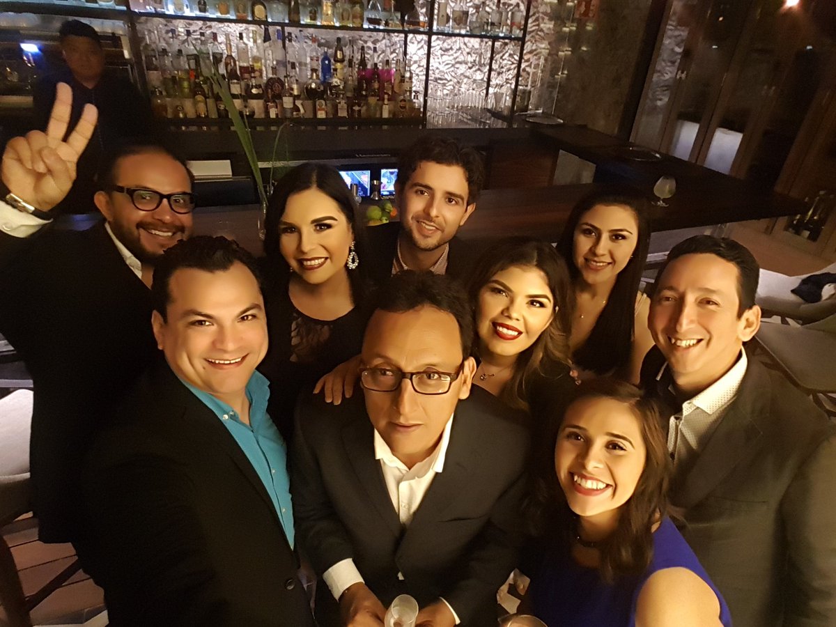 AlejandraMid's tweet photo. Hermosa velada con mis amigos de la Maestría. Gracias a mi Secretario favorito Saul Ancona. #Ixim https://t.co/Jn7Nd3KWRo