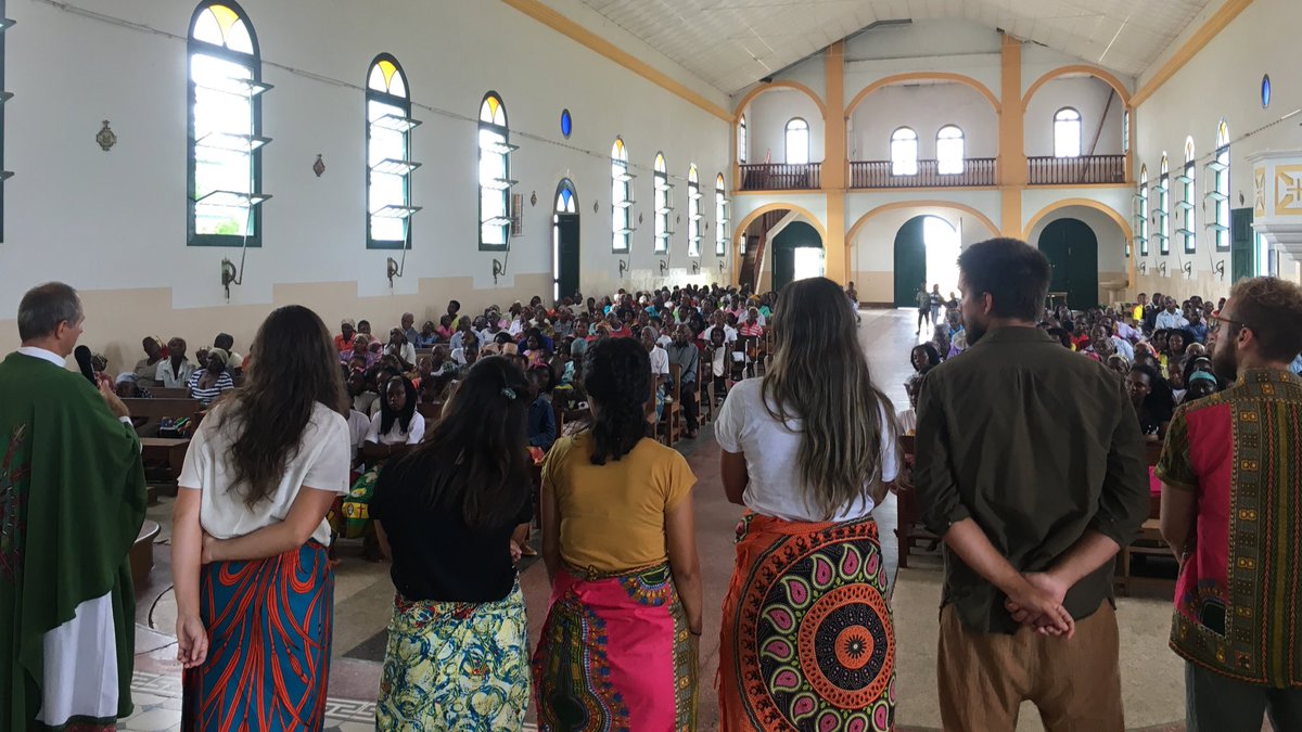 SomosDelMundoAC's tweet photo. Así se despedían de Mangunze los voluntarios que trabajaron allí durante enero. ¡Gracias @P_JuanGabriel por tu hospitalidad! https://t.co/2B5jEHYHZA