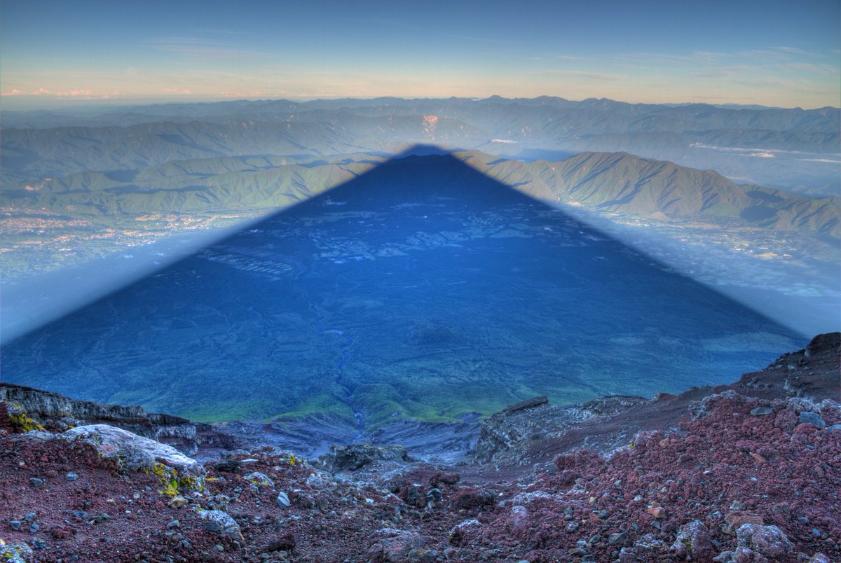ThamKhaiMeng's tweet photo. Mt. Fuji casts her resplendent shadow as dawn breaks in the Land of the Rising Sun. TY Kris JB https://t.co/HCURyr4kv3