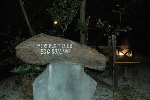 PerakTourism's tweet photo. You have to make your way to Sungai Klah Hot Spring Park while in Perak...
Surrounded by forest, hills and clear cold mountain streams and rivers, amazing!
https://t.co/qPsjvtG845
#VisitPerak2018 #TourismPerak #exploreperak #hotsprings https://t.co/0Iqqejl2LS