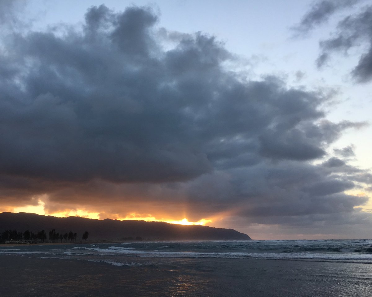 jarvsky's tweet photo. First night in paradise 
#sunsets https://t.co/pa0sq7bg5C