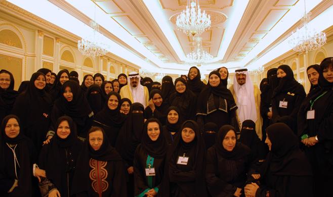 ganaislamika's tweet photo. Aturan bagi Perempuan Arab Saudi (3): Revolusi Kultural. “Untuk mencapai Visi 2030, kaum perempuan Saudi harus menjadi mitra sejajar dengan laki-laki  sehingga bisa ikut serta secara aktif memajukan negara.”
https://t.co/Iy7c1oidb1 @Haidar_Bagir @AryaSandhiyudha https://t.co/ypwChr3lne