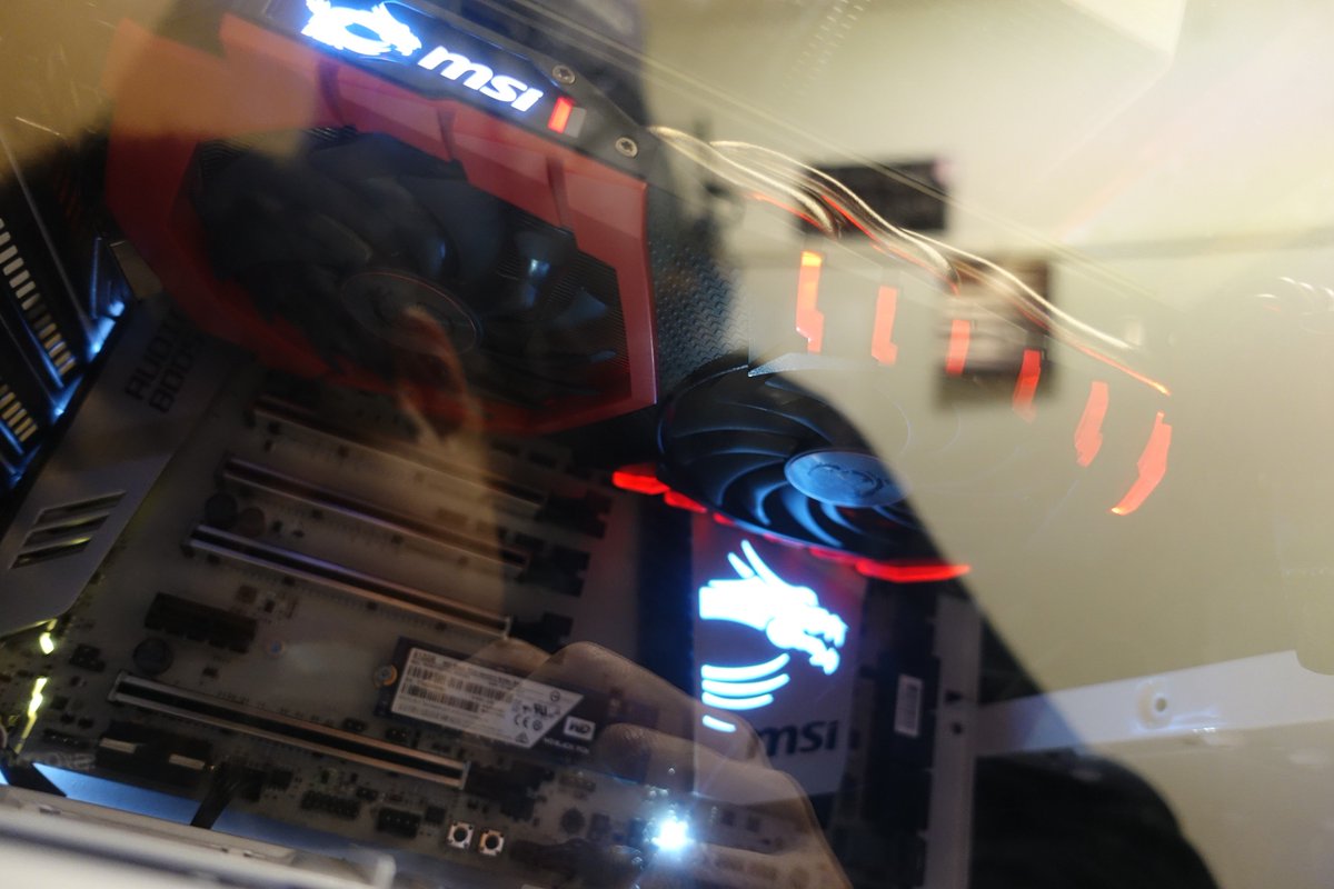 MASAI_Fischers's tweet photo. 余ったパーツとMSIマザーとグラボで友人のPCを組んだ。やっぱMSI製のパーツは一つ一つかっけえ。

前回PC壊れたときの話だけど、CPUが死んでいなければこのシルバーカラーのマザーボードで運用するつもりだった。
#MSI https://t.co/LHVqEStuim