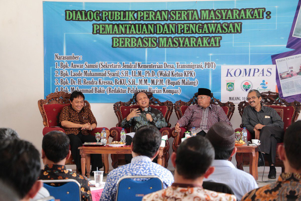 anwsanusi's tweet photo. "Kita mendorong pentingnya penerapan transparansi dan akuntabilitas dlm pembangunan Desa yg benar2 melibatkan elemen masyarakat di Desa".
Menjadi narasumber dlm Dialog Publik Bersama Bpk Rendra Kresna (Bupati Malang), Bpk M Bakir (PL Harian Kompas ) dan Kabiro Humas @KemenDesa https://t.co/0TMVw5MqT0