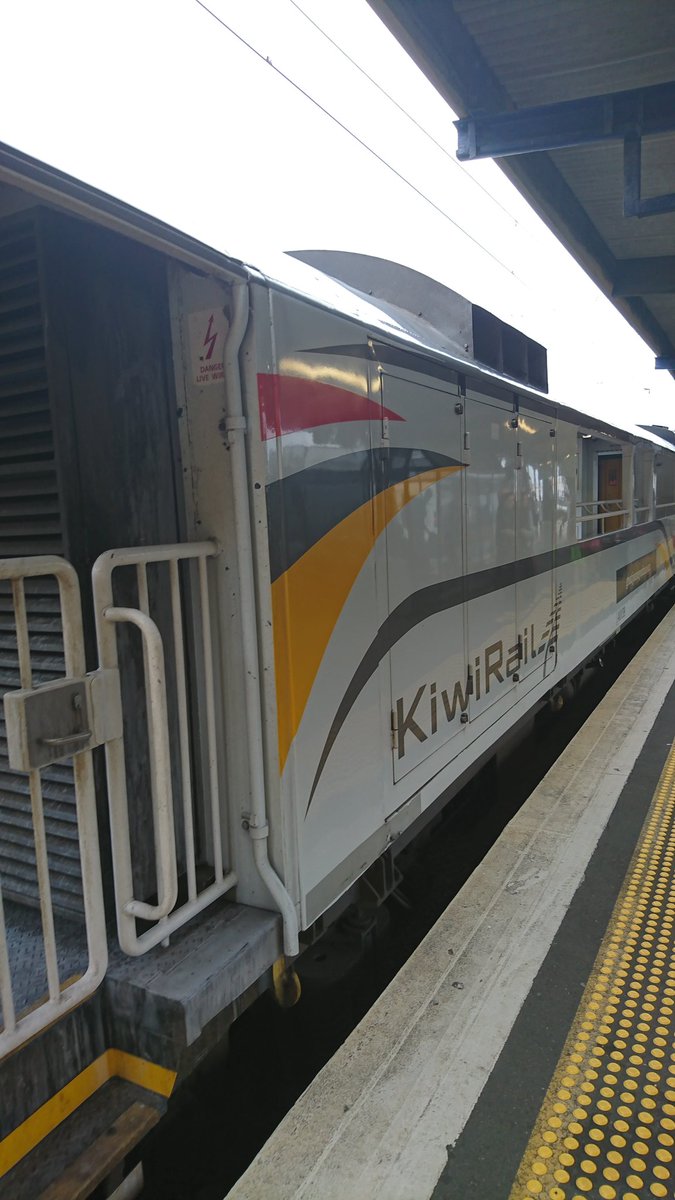 WildBayNZ's tweet image. Passengers from one @GreatJourneysNZ arrive at the same time as another great journey  @interislander
#interislander #northernexplorer #wellington #kiwirail @kiwirail