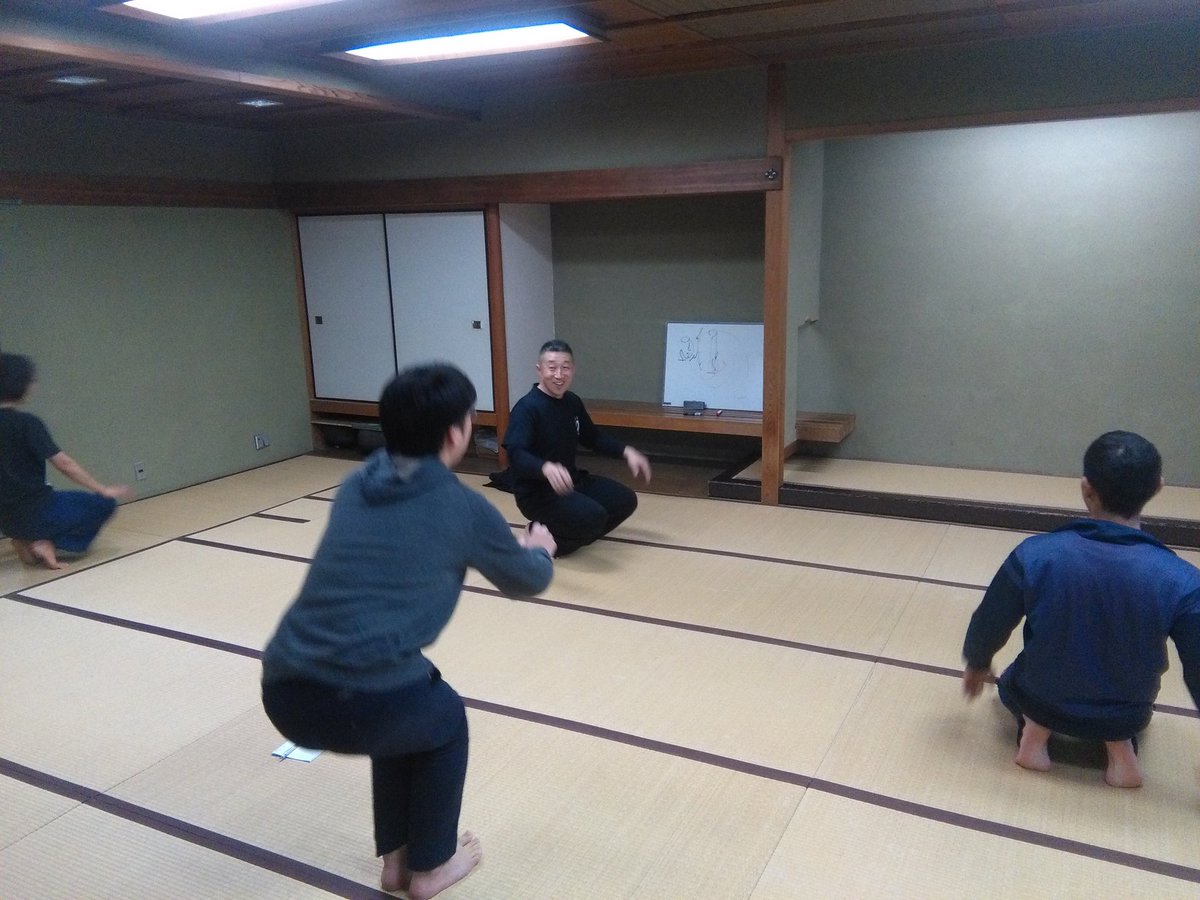 小林民夫 立ったりしゃがんだり 蹲起 しゃがんだ姿勢から前後に動く 前跪 内容もあります 無理したり頑張ったりするととてもしんどいのですが 体のまとまりと動機を捉えられるとすっすっと動けるのが不思議です そして面白い 小林民夫 立ったりしゃがんだり 蹲起 しゃがんだ姿勢から前後に動く 前跪 内容もあります 無理したり頑張ったりするととてもしんどいのですが 体のまとまりと動機を捉えられるとすっすっと動けるのが不思議です そして面白い