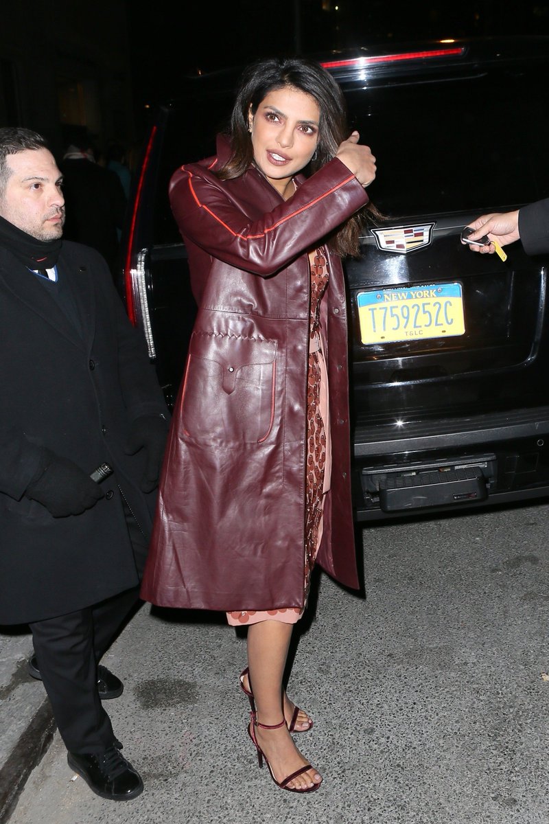 Priyanka0nline's tweet photo. PICS #1 : Priyanka Chopra Spotted Outside The Bottega Veneta Fashion Show! @priyankachopra 

More pics on our FB page -
https://t.co/JqwVPDcetQ https://t.co/XQwXv28bq7