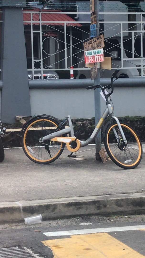 NadiaKhairullah's tweet photo. Wahai MALAYSIAN,
Memang this obike service is created for you too release your anger, vandalism it and also you can park everywhere even AT THE TREE OR DRAIN . Feel free to do so βΊοΈ
#sarcasmaf
#dissapointed https://t.co/tiLYMSgiqv