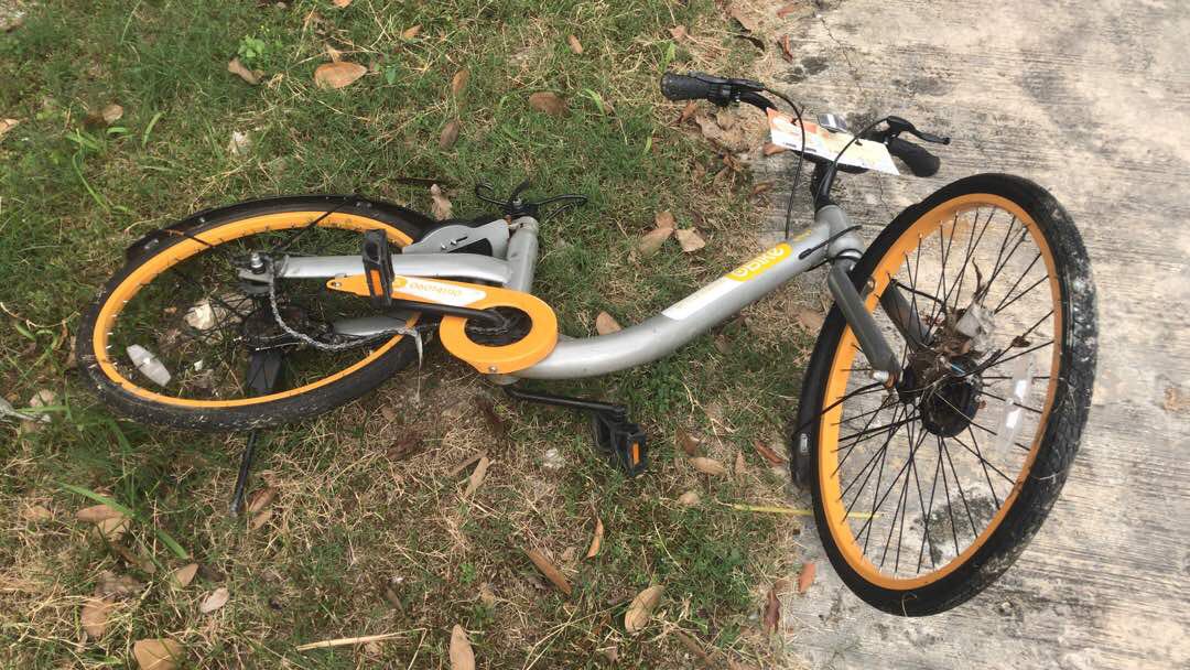 NadiaKhairullah's tweet photo. Wahai MALAYSIAN,
Memang this obike service is created for you too release your anger, vandalism it and also you can park everywhere even AT THE TREE OR DRAIN . Feel free to do so βΊοΈ
#sarcasmaf
#dissapointed https://t.co/tiLYMSgiqv