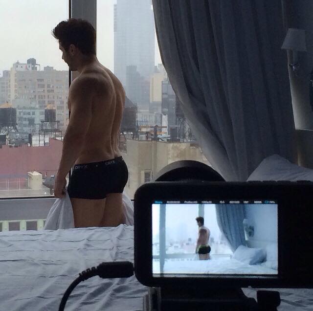 Observando el mundo detrás de la ventana en calzones.